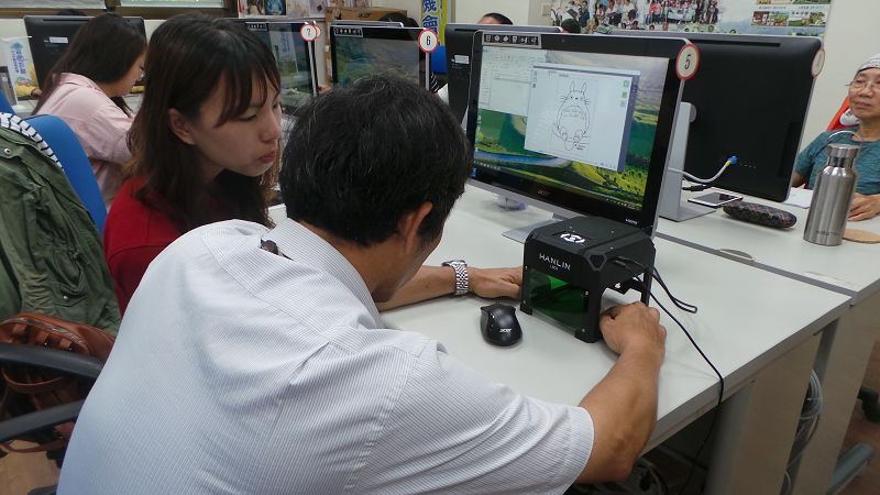 透過雷射雕刻與數位結合應用 隨心所欲自由設計，自己的杯墊，自己設計，雷射雕刻機操作。