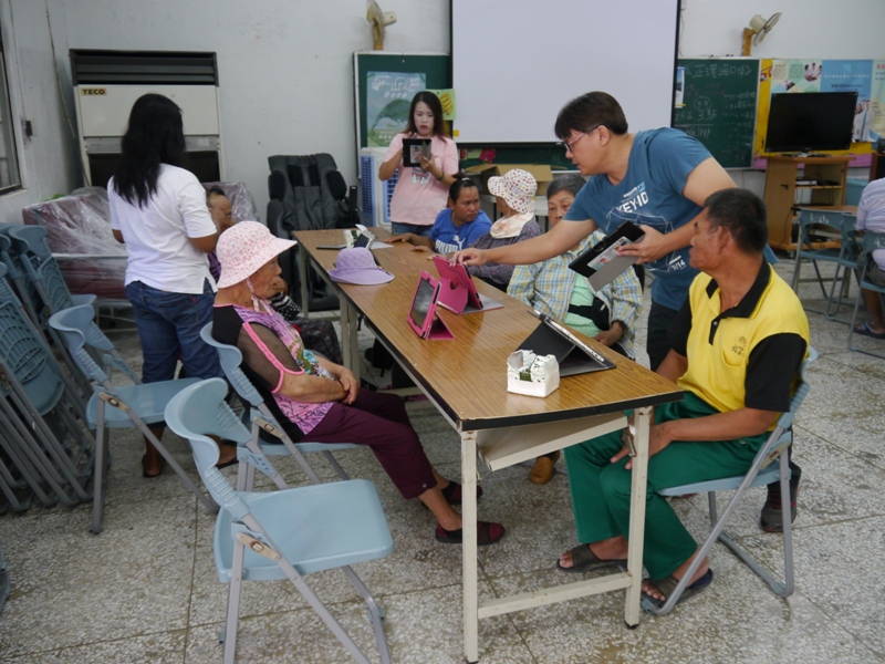 老師慢慢為長輩們講解操作方法。