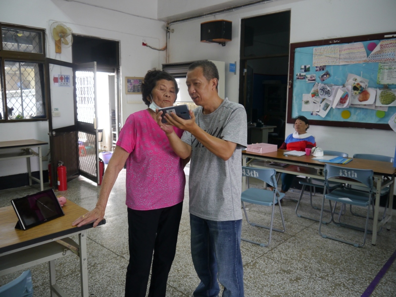 大姐請教手機使用，因為他也想買手機。