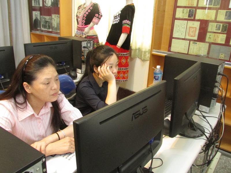 學員專心的聽老師的講解影片編輯軟體概念。