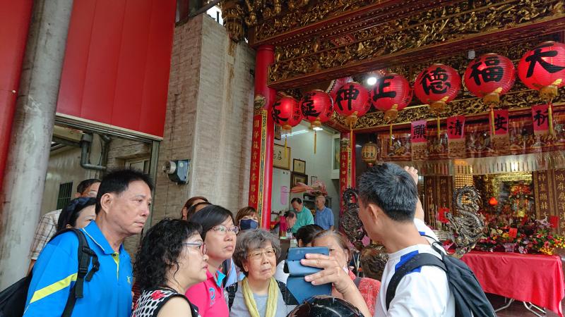 講師帶領學員實地前往拍攝地點，解說攝影技巧