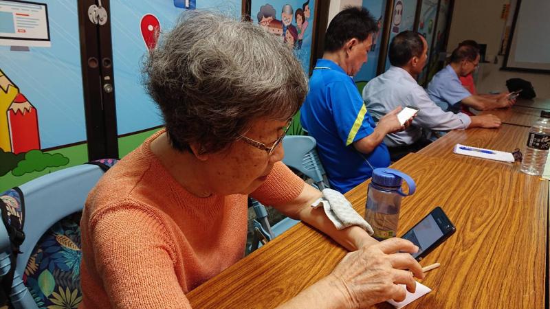 學員於課堂上專注的練習攝影設定與技巧