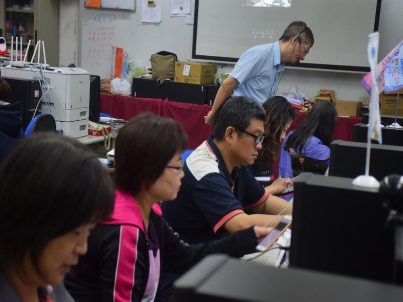 老師巡視學員操作狀況