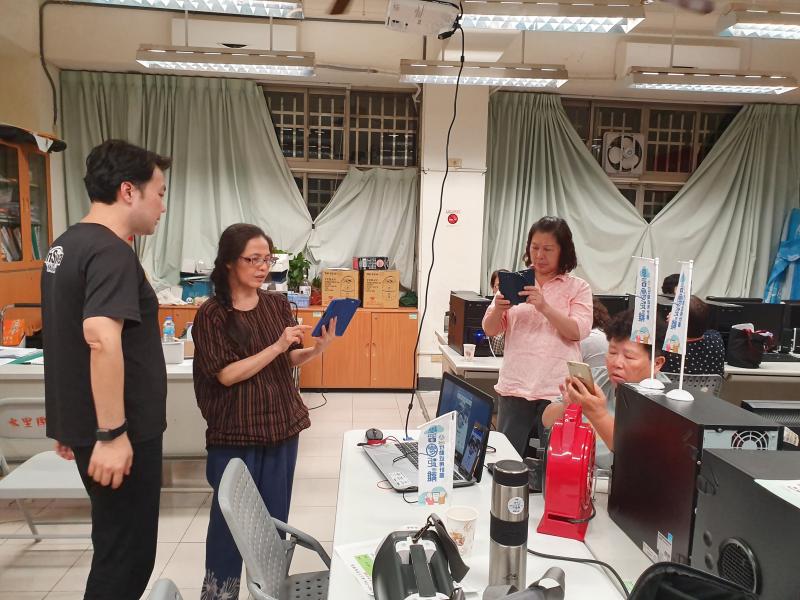 老師指導學員如何下載中央氣象局W及E.