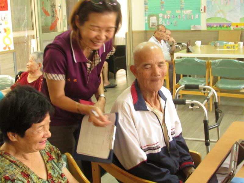 這位學員對剛剛的K歌體驗覺得不過癮，所以又用YOUTUBE尋找歌仔戲，一邊哼唱著。