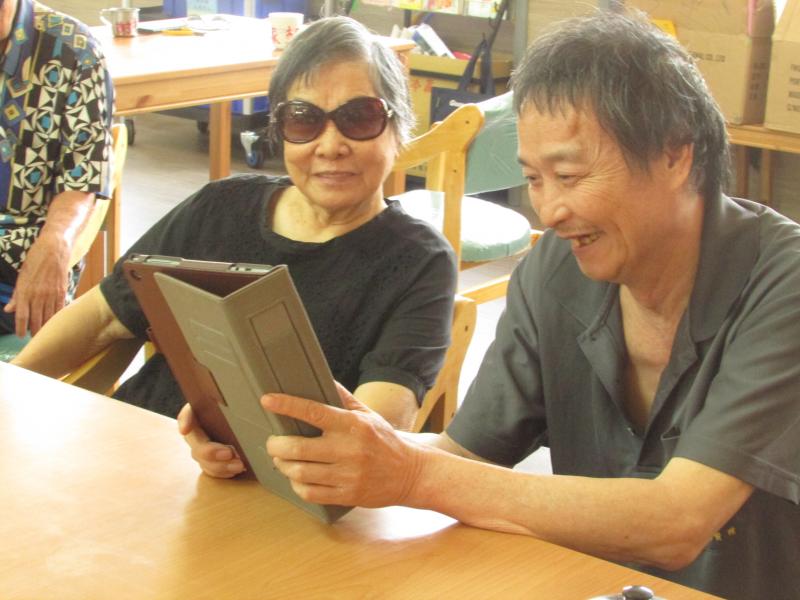 2位學員都喜歡同一類的歌曲，所以2人用YOUTUBE搜尋愛聽的歌曲，哼唱了起來。