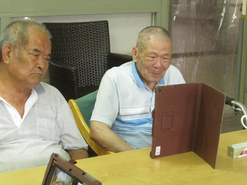 這位學員跟著影片裡的歌曲一起哼唱著，似乎回想起往日美好的時光，令人不禁動容。