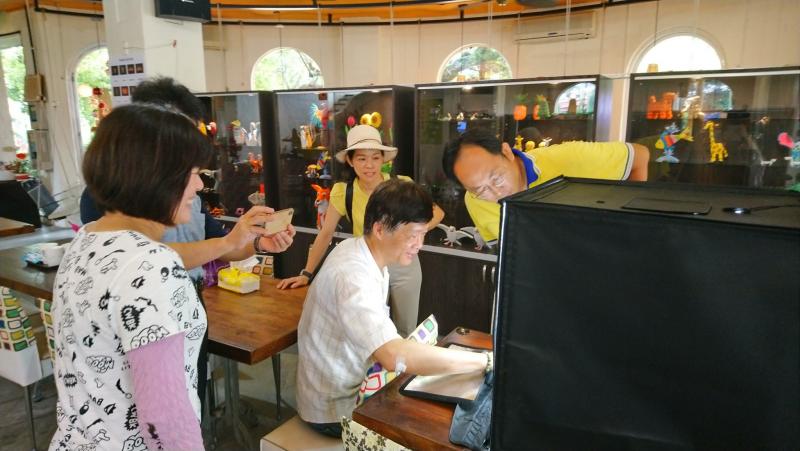 物聯網與360度環景環物實戰班課程，學員認真專心的聽講師說明操作。