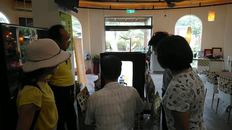 物聯網與360度環景環物實戰班課程，學員拿著手機認真操作與練習。