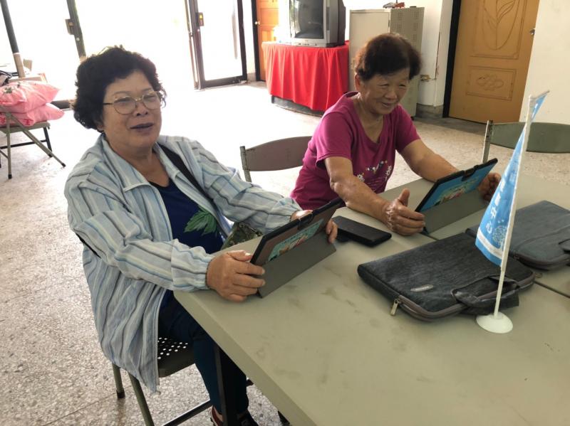 學員上網搜尋YOUTUBE後很認真的觀看影片