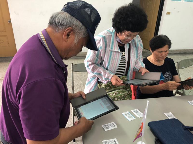 老師介紹生活應用APP後，學員開始拿起平板掃描兌電子發票