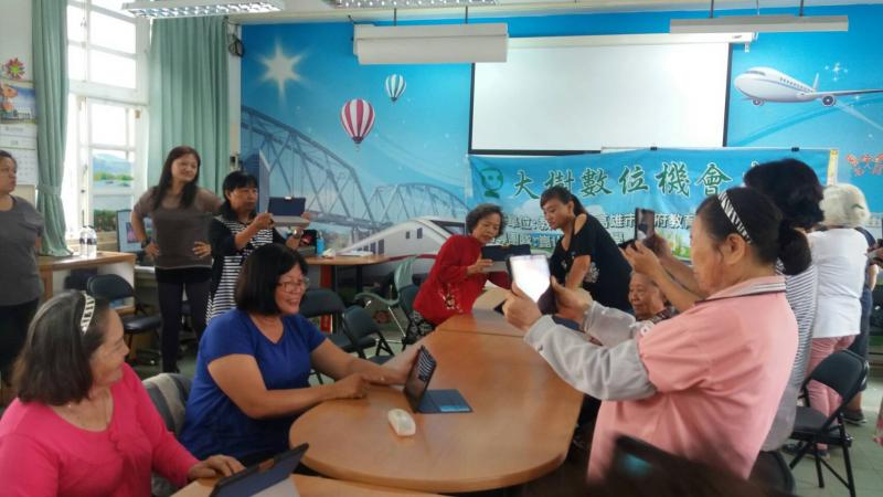 練習使用平板或手機拍照