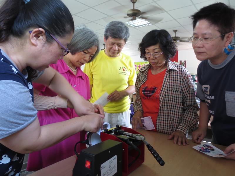 學員與作品合照