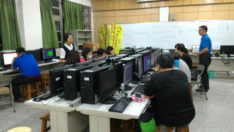 老師講解完換學生做，老師巡堂看學生是否有做錯