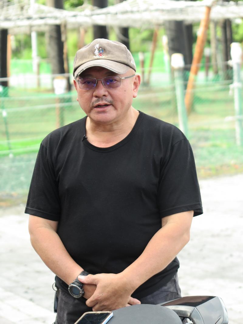 老師在實地探訪豎孤棚的過程中，也與學員互相討論，教學相長。