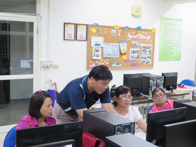 學習中老師與學員們互相交流與探討