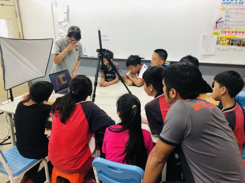 講師認真講解製做定格動畫的技巧與方式