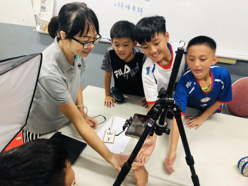 講師親身指導學生拍攝