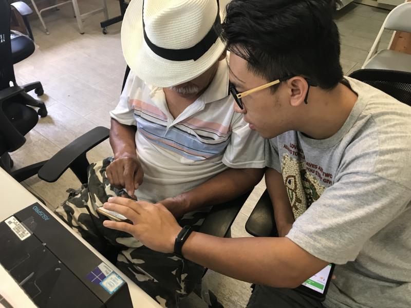 五峰開設我的LINE貼圖課程，學員秀菊正在專心創作貼圖，主題是一隻蝸牛。