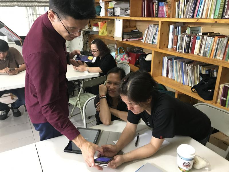 泰安DOC開設APP教會我們的事，學員正在協助長輩使用平板下載APP。