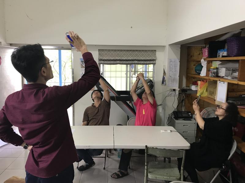 學員正在利用天文APP觀看星星，陶醉在星空的世界裡。