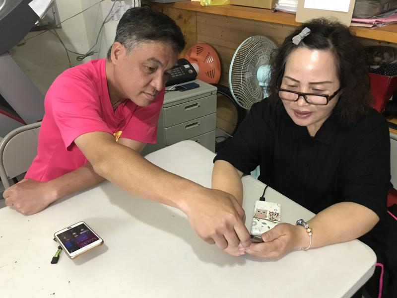 學員運用全民原能會APP關心生活大小事，許多對輻射的誤解都在這堂課裡找到答案。