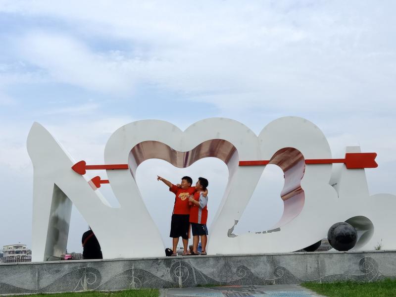 孩童與地標的合拍是家庭旅遊常見拍照方式，拍攝技巧注意事項講師一一解說