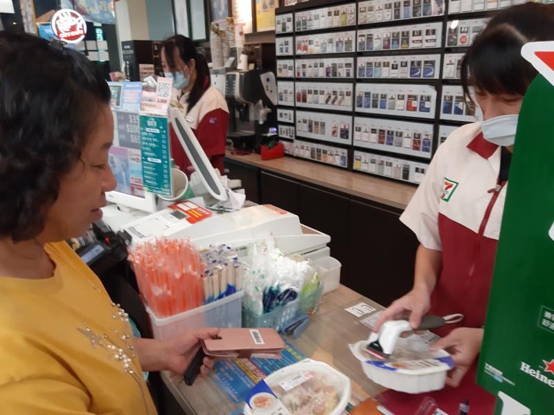 到便利商店消費，實際體驗行動載具