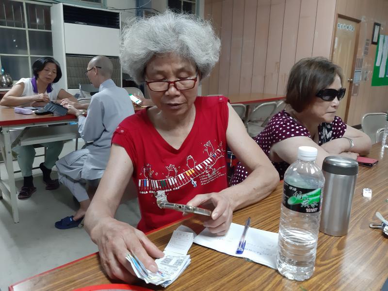 紙本發票可以手動輸入載具