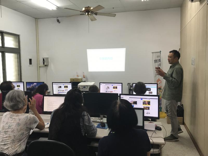 本次課程，使用樂土做為灌模，老師先進行測試，讓大家都知道怎樣進行，才會有好的成品