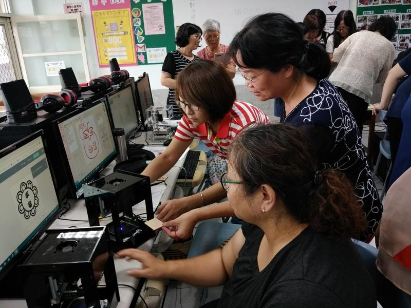 學員操作雷雕列印機