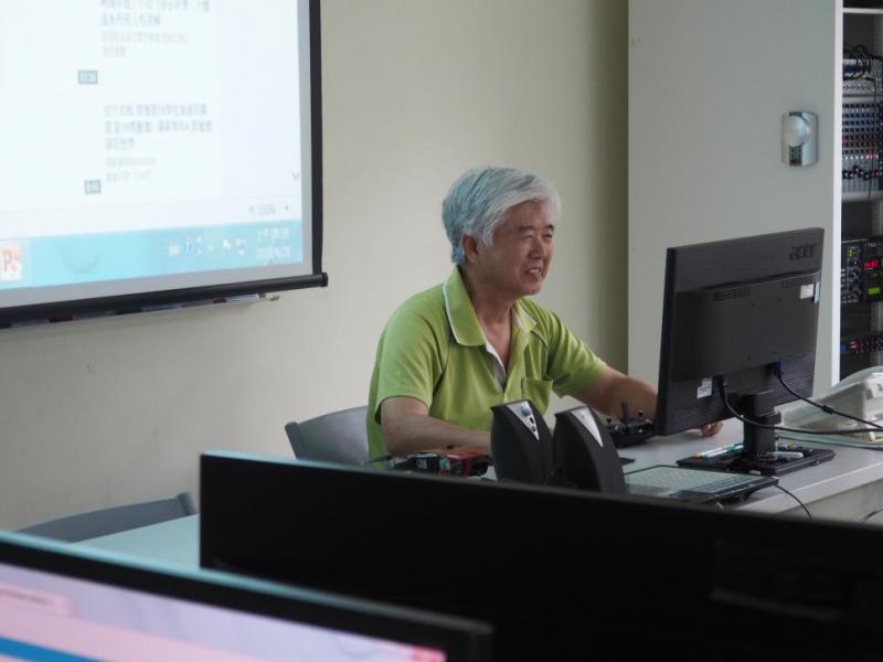 邱老師說明「空拍機體驗」課程內容,並詳細介紹空拍機功能以及注意事項