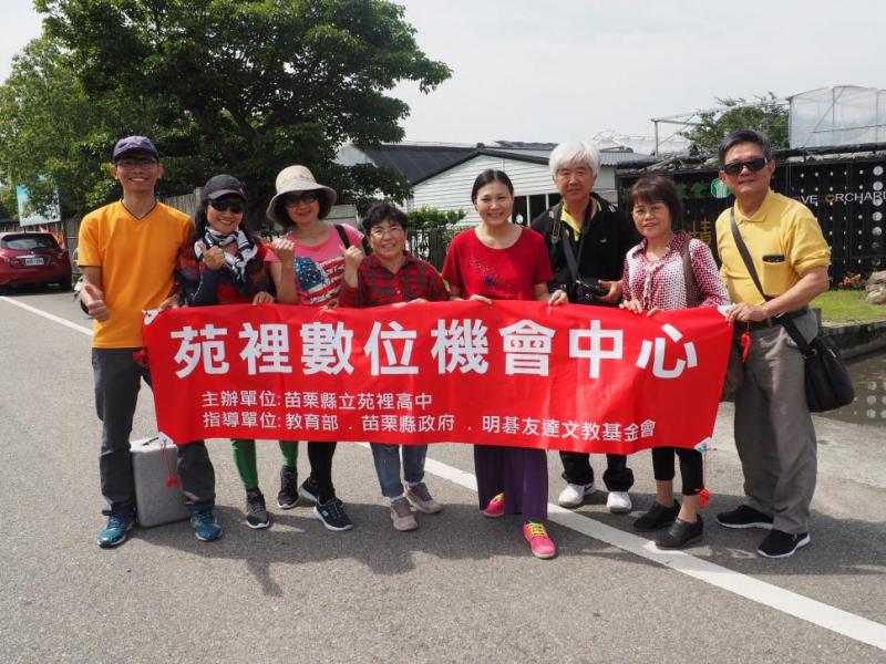 苑裡DOC至愛情果園進行空拍體驗,大夥先到門口前合影一張囉