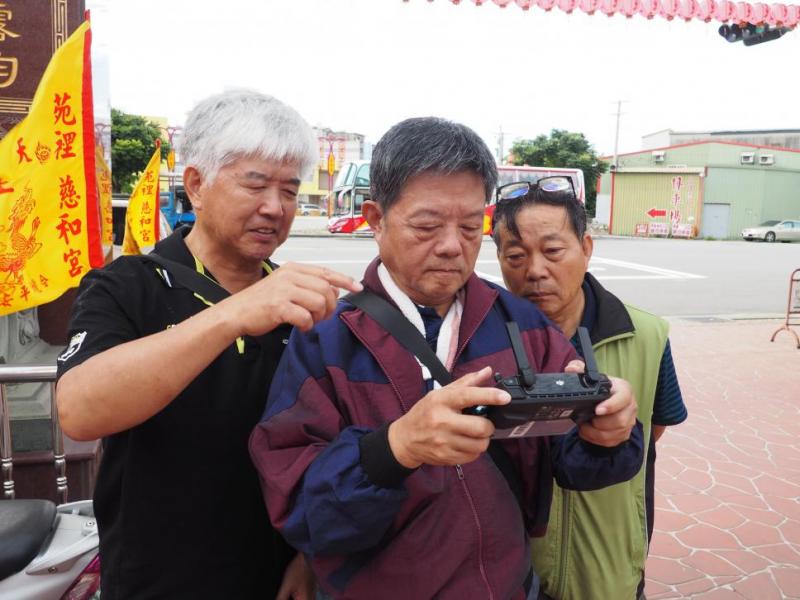 老師仔細地指導學員空拍機技巧操作