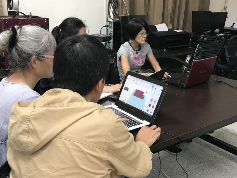 課程直接進行程式應用示範,學員跟隨講師說逐步操作,設計並製作自己的3D小物。