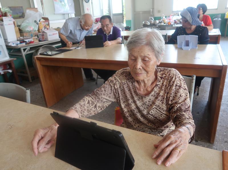 銀髮學習平板樂趣多