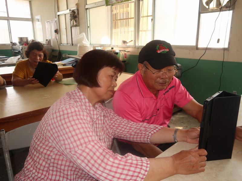 恩愛夫妻手牽手來學平板