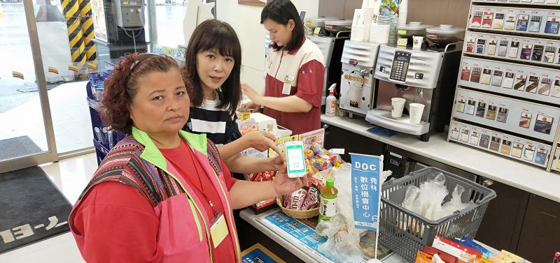 老師介紹行動支付的應用與功能後，學員開始互相討論功能與介面使用