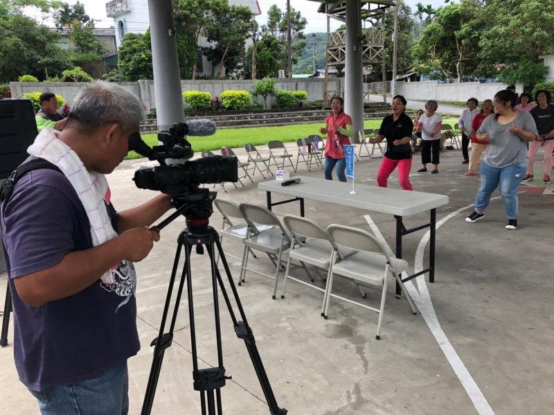 學員們彩排好部落舞蹈後，老師開始正式錄影