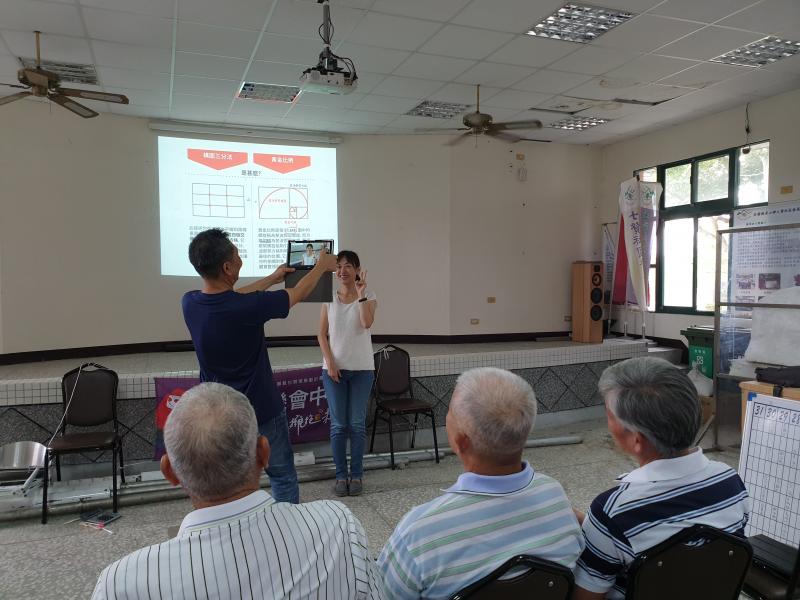 講師正在示範如何藉由專業攝影的構圖法拍攝人物。