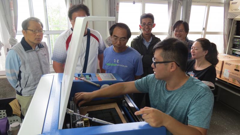 大家靠近看看雷雕機運作情形