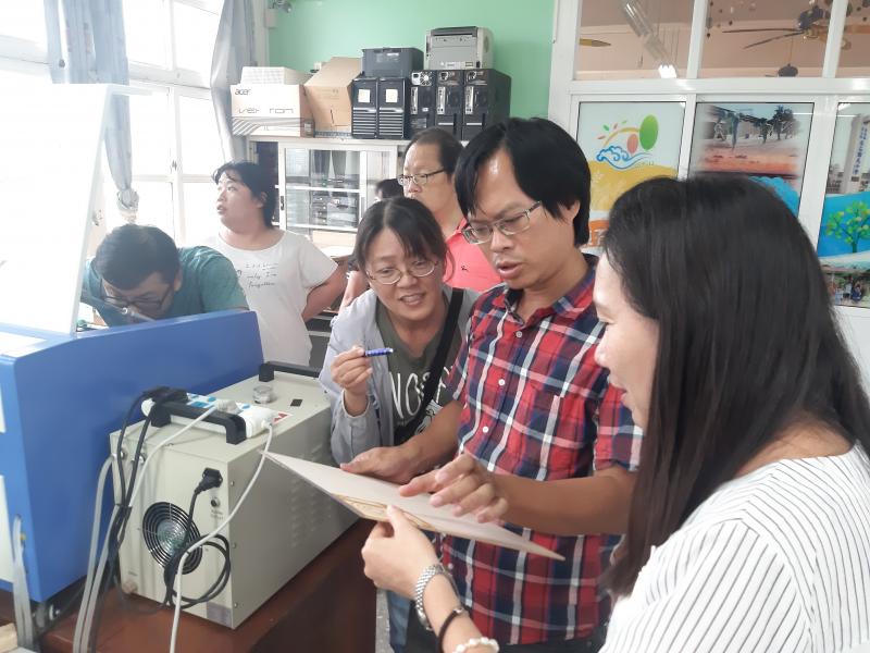 看到自己作品經雷雕機切割完成，好開心