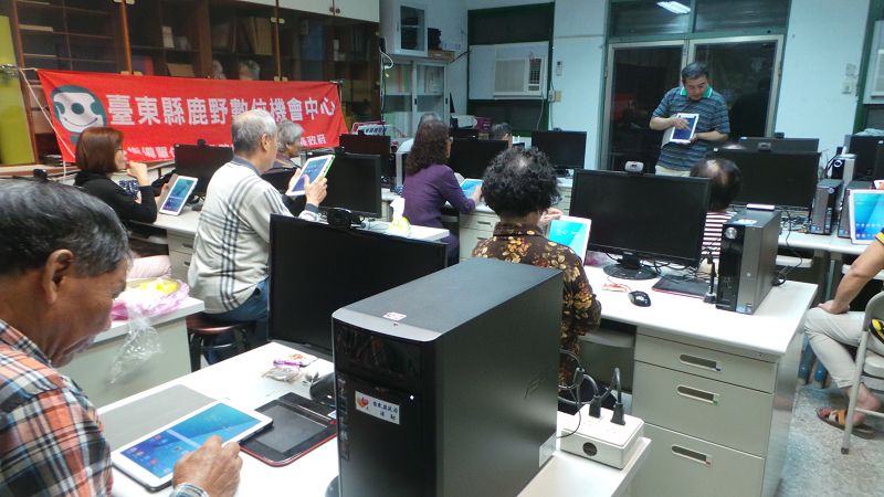  講師講解平板電腦基本操作練習、設定功能-螢幕亮度與聲音大小 如何開啟wifi 輸入Wifi密碼