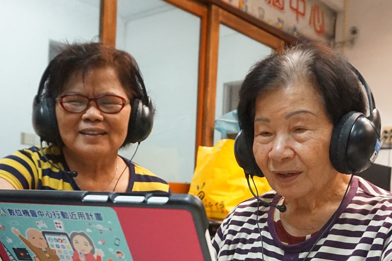 學員操作練習-程秋琴阿嬤和彭桂阿妹阿嬤歡唱歌曲享受中