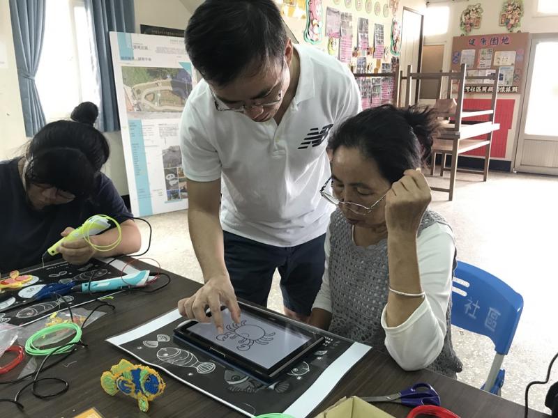 老師指導學員透過平板搜尋圖片