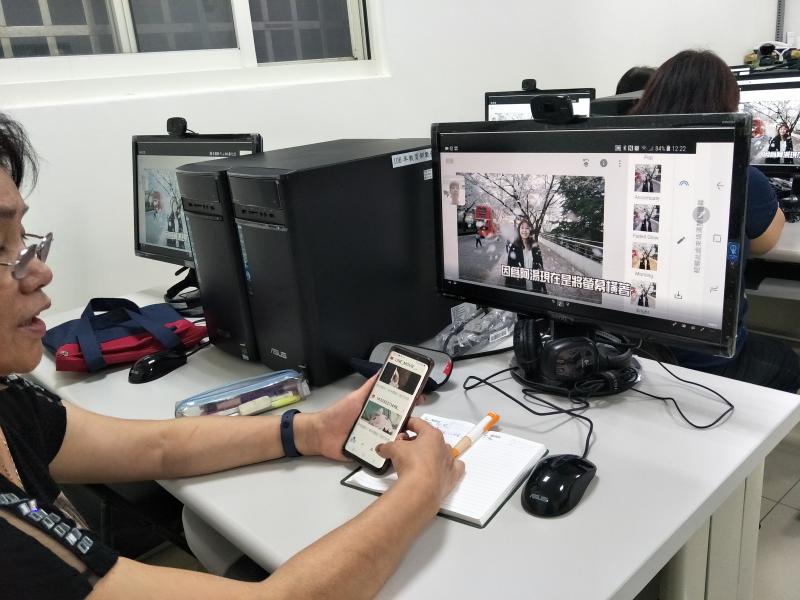 學員跟著老師操作APP