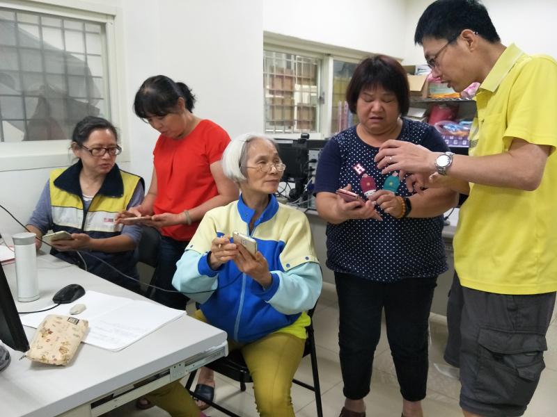 學員起聽老師講解