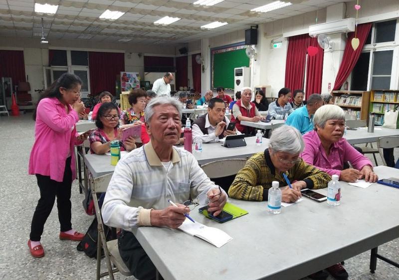 第一次上課，練習WIFI連線及認識手機.平板功能。