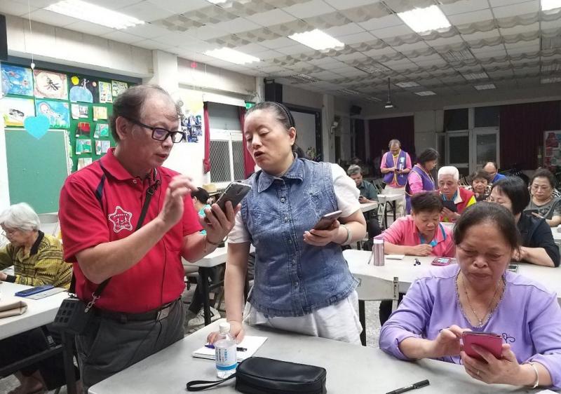 練習關閉群組聲音和邀請好友加入。