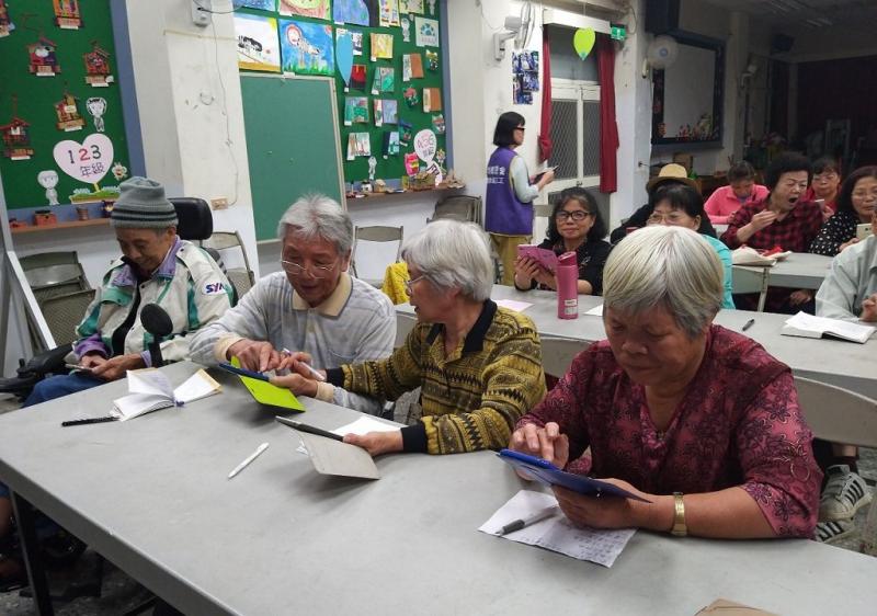 學習不分你我他，只要有心，行動不便也會克服困難來學習。